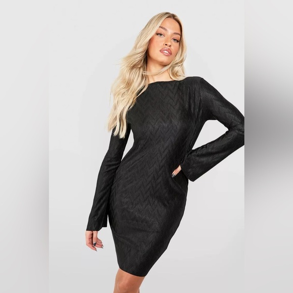 Boohoo | WAVE PLISSE FLARE SLEEVE MINI DRESS BLACK - Picture 8 of 8